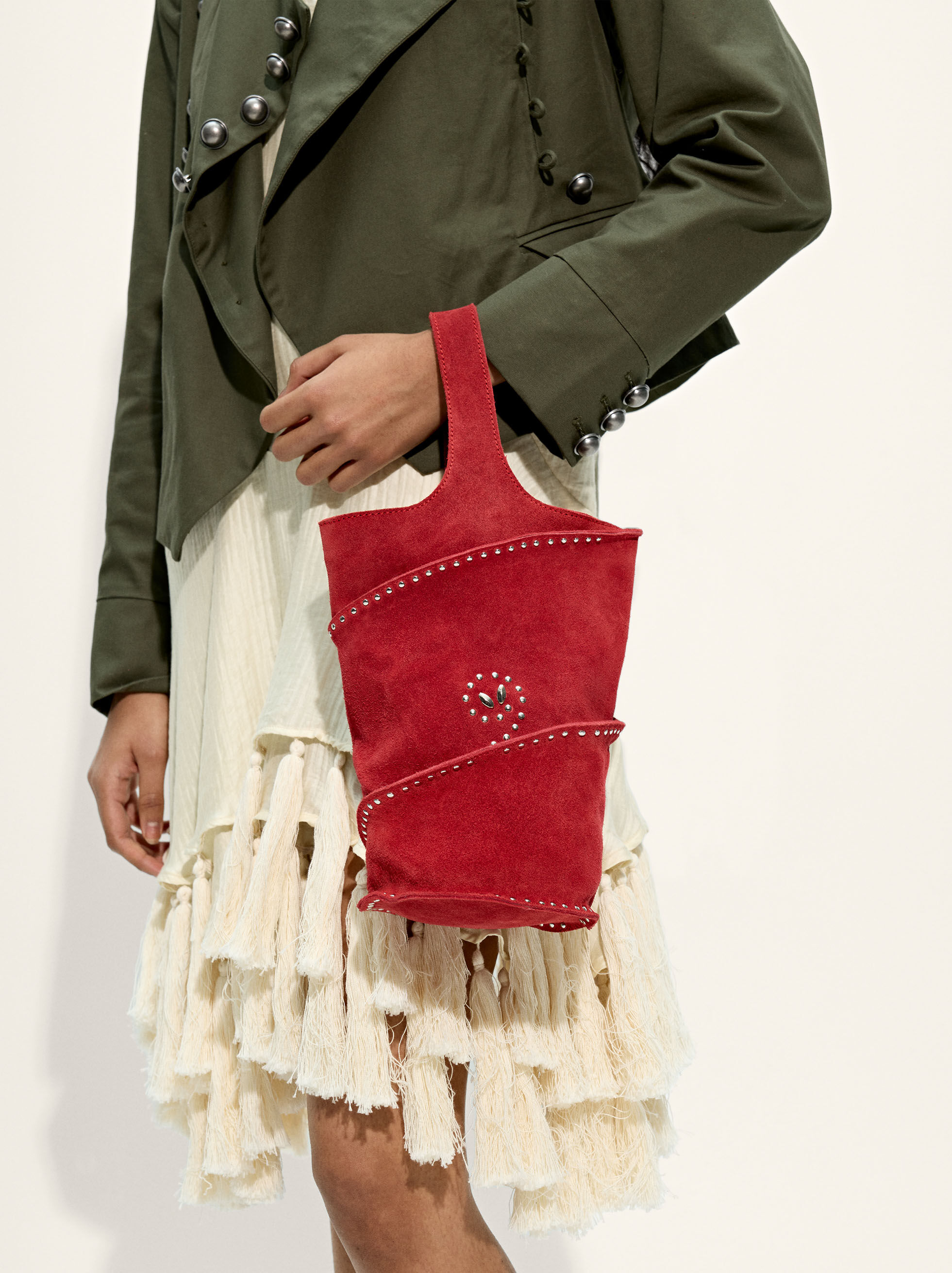 Handtasche aus Leder mit Metallnieten in zylindrischer Form