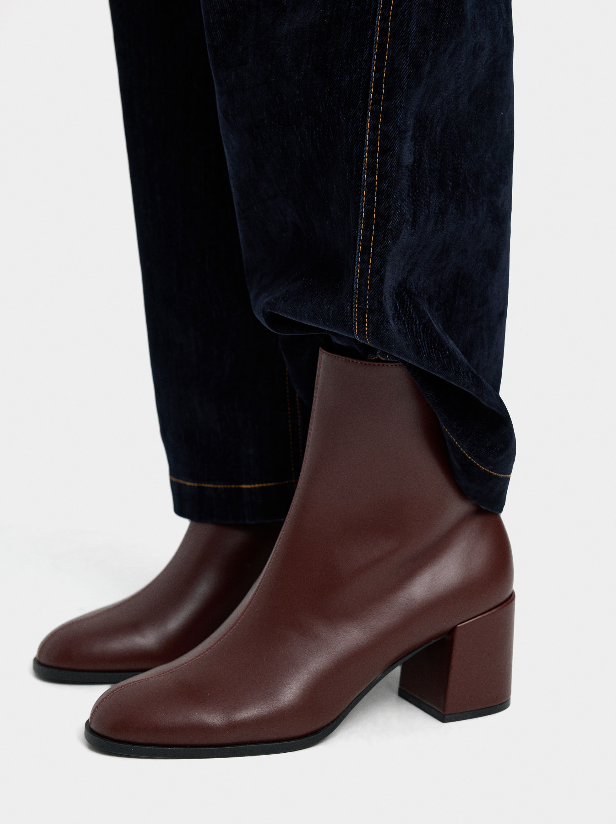 Stiefeletten mit breitem Absatz und markierten Nahtstellen