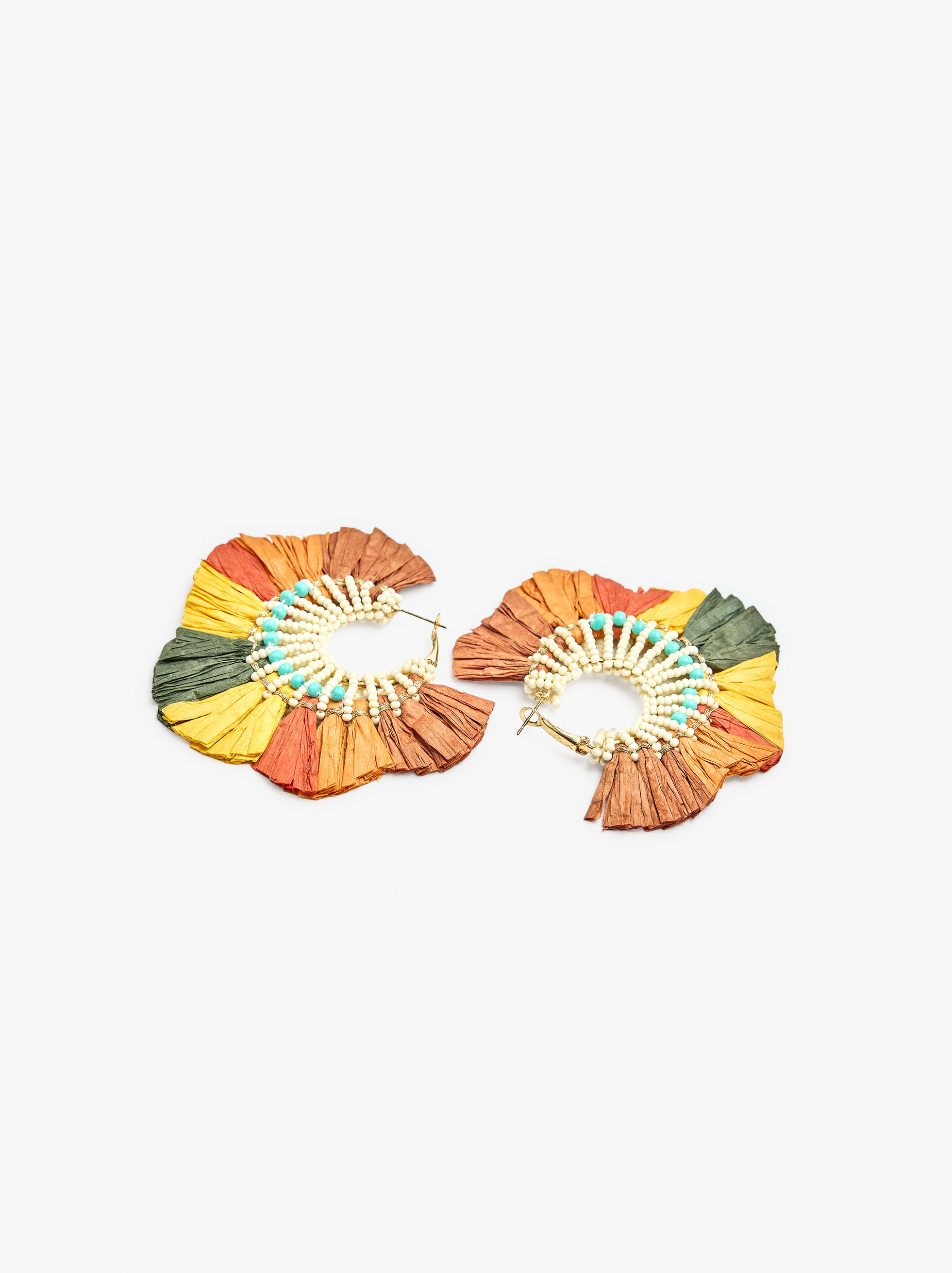 Maxi-Ohrstecker mit Glasperlen und mehrfarbigem Raffia