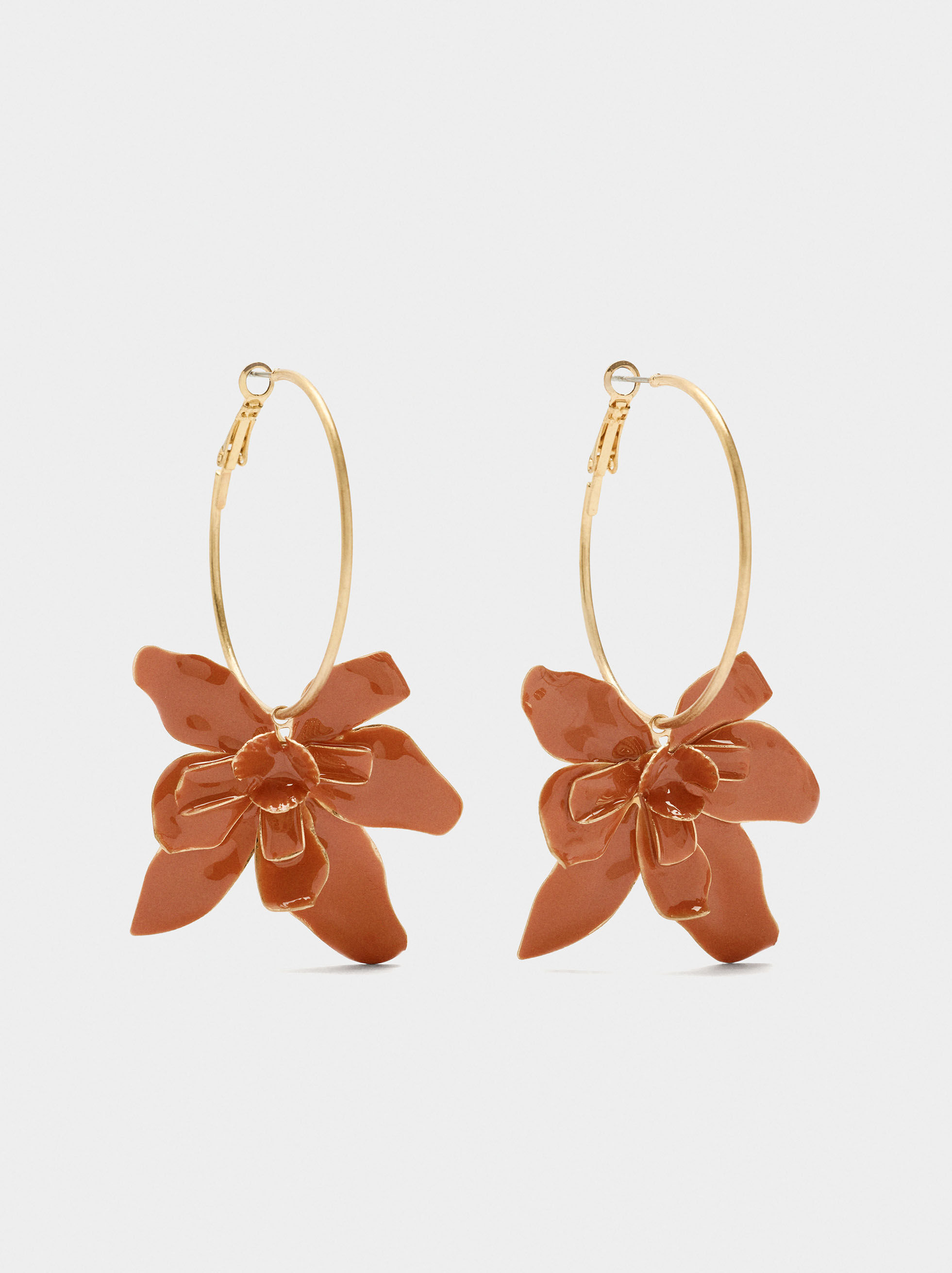 Ohrhänger mit lackierter Blume