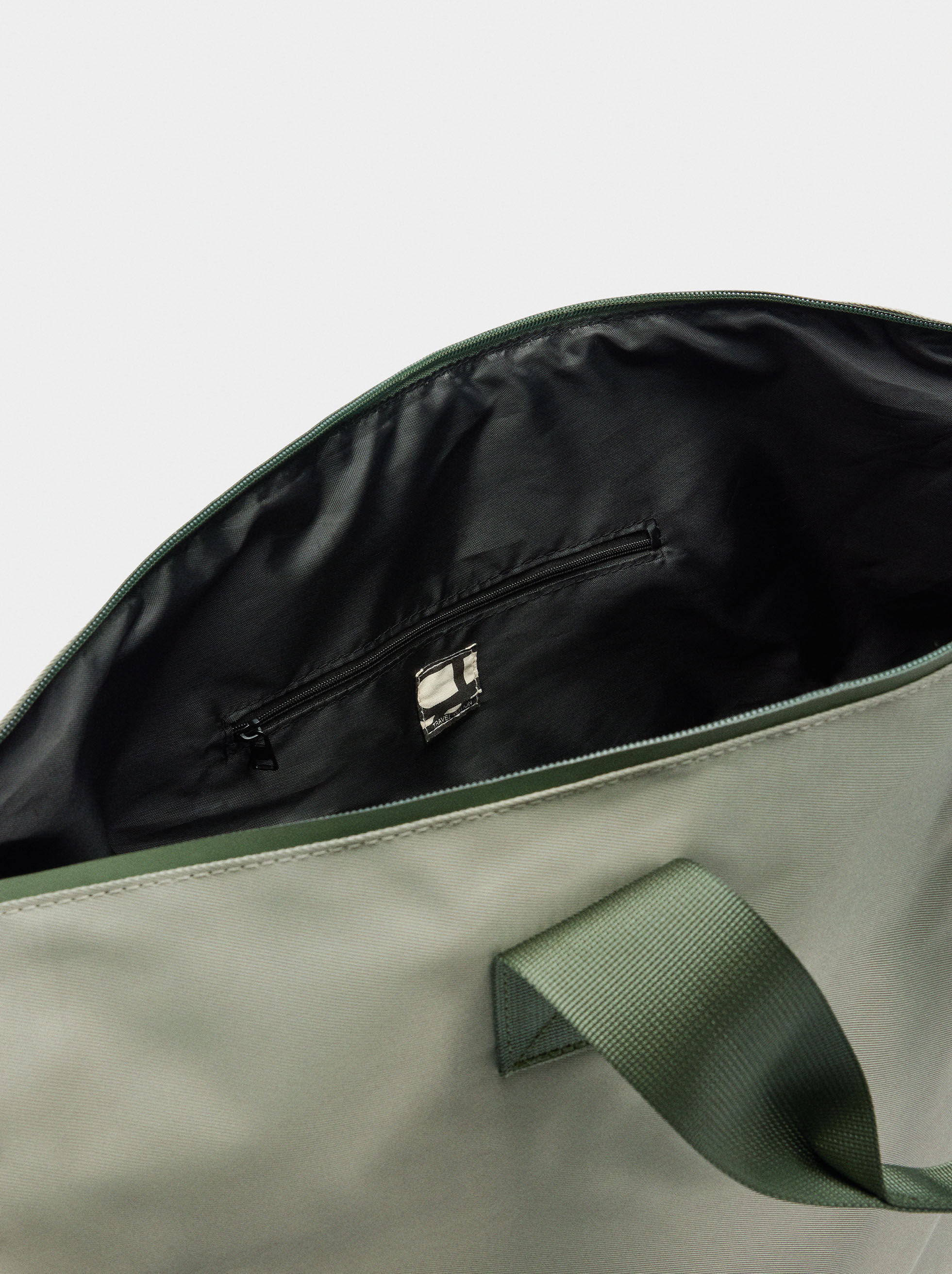 Reisetasche aus Nylon am Wochenende