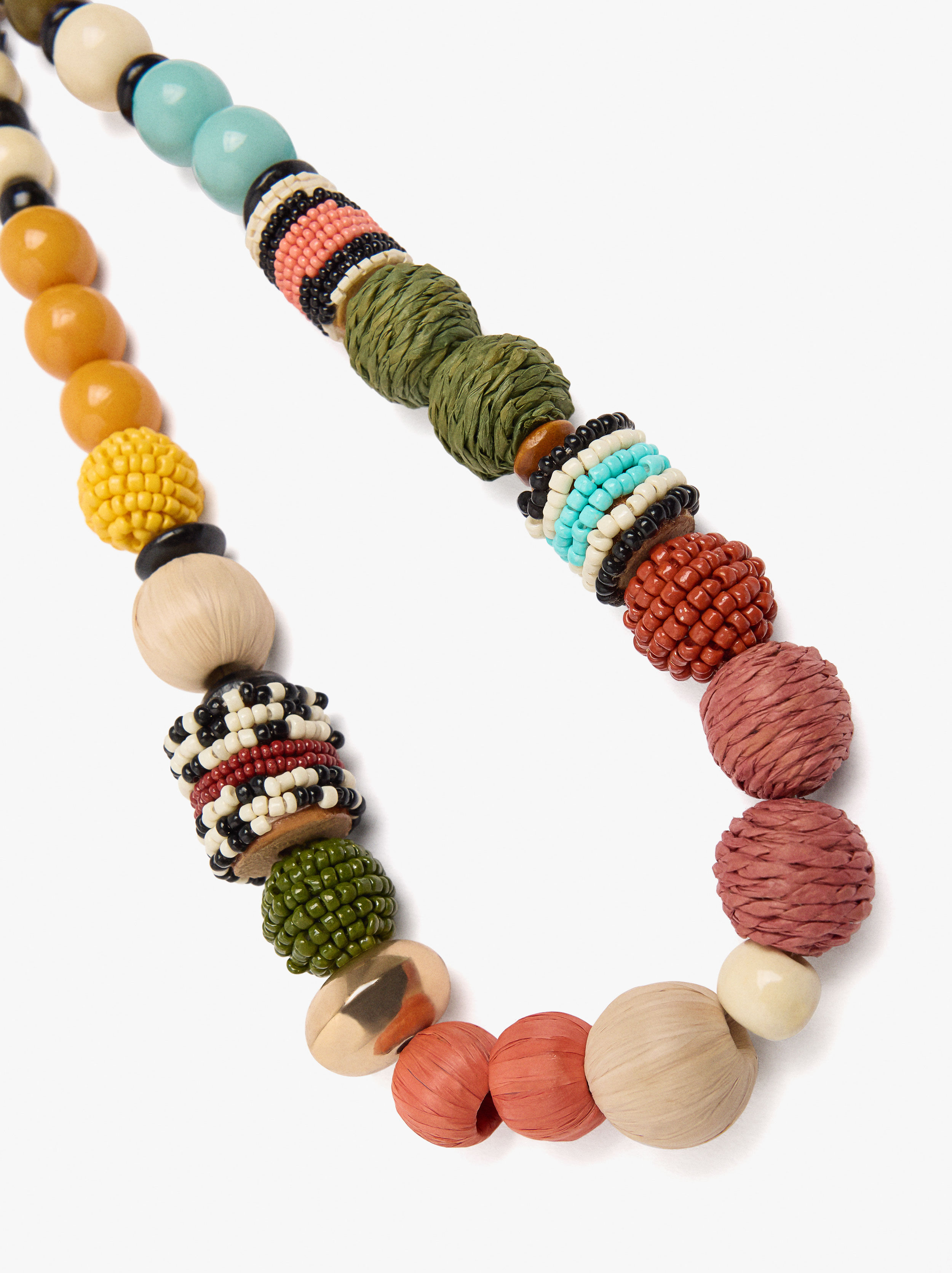 Halskette aus mehrfarbigen Perlen aus Raffia und Holz