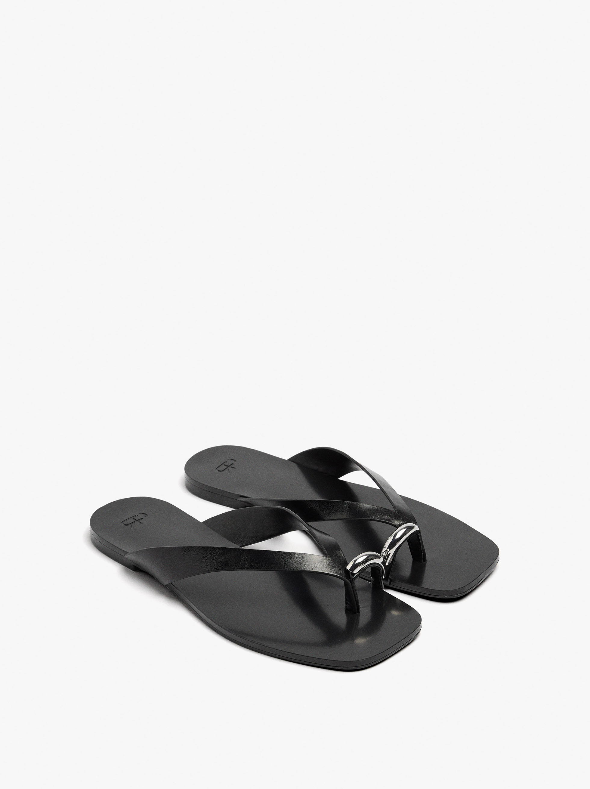 Thong-Sandalen aus Leder mit metallischem Detail