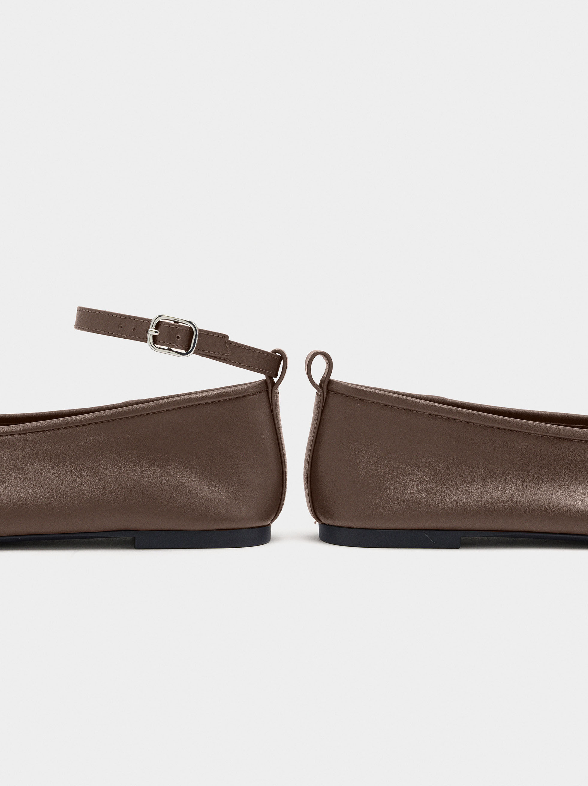 Leder-Sabots mit Riemen und Schnalle