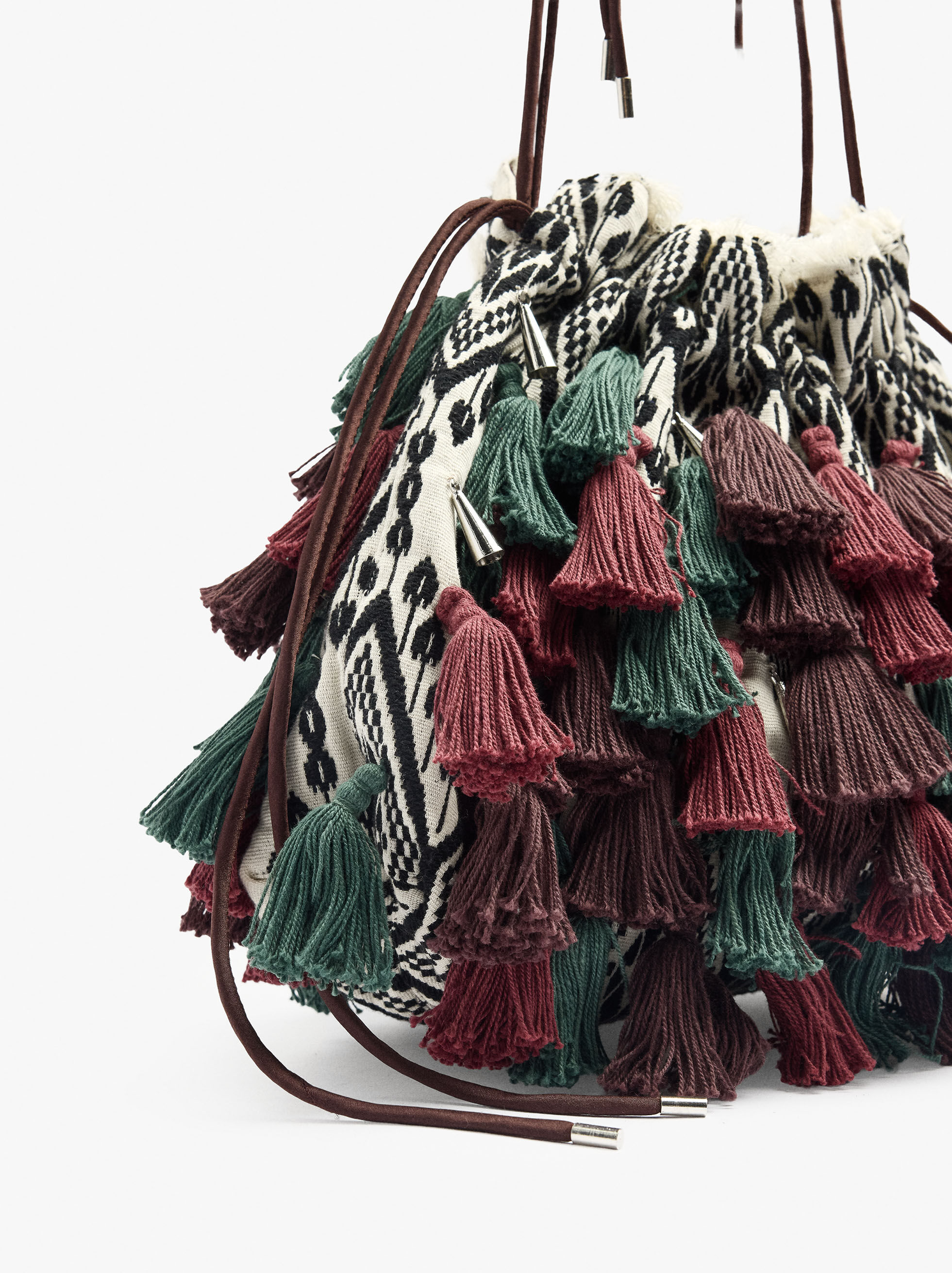 Festtasche aus Gewebe mit Quasten