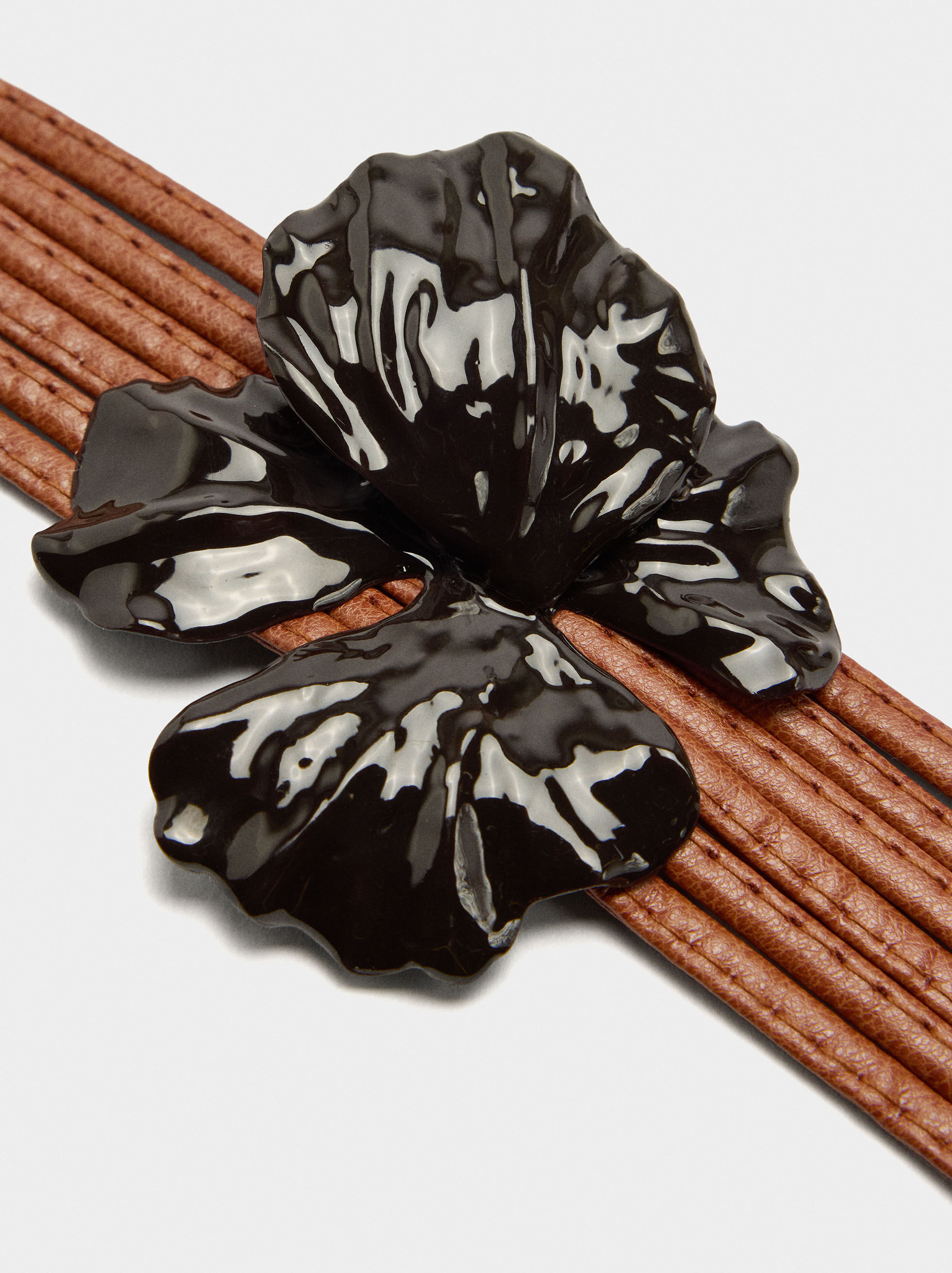 Blumenarmband mit Lack
