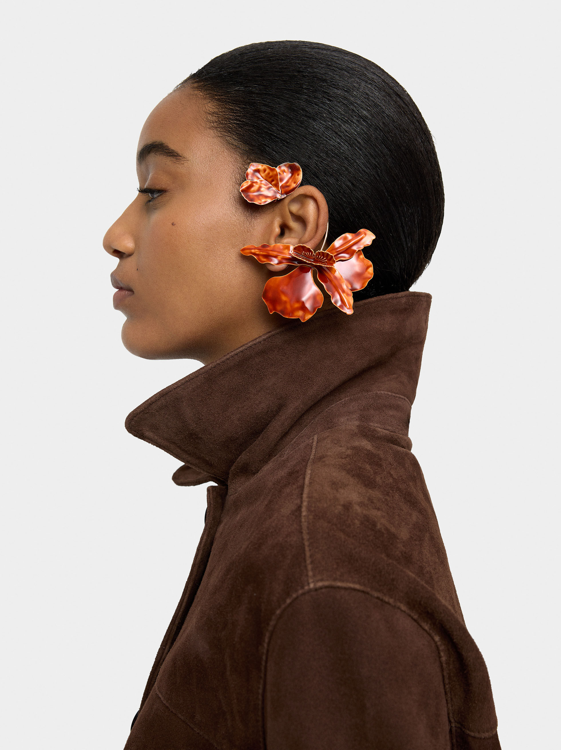 Ohrring mit Blumen-Applikation aus Emaille
