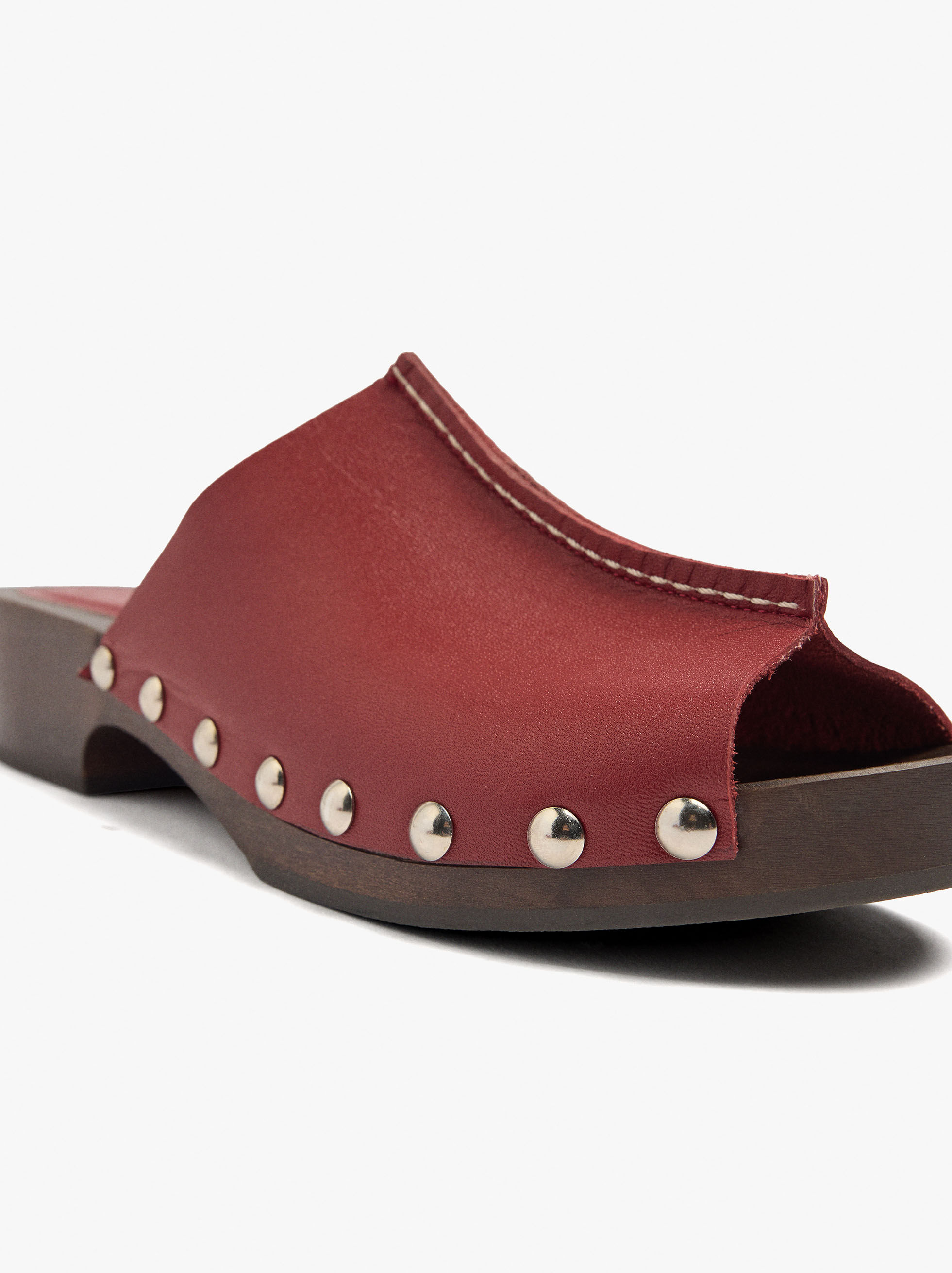 Leder-Sandalen mit Spikes, wie Pantoffeln