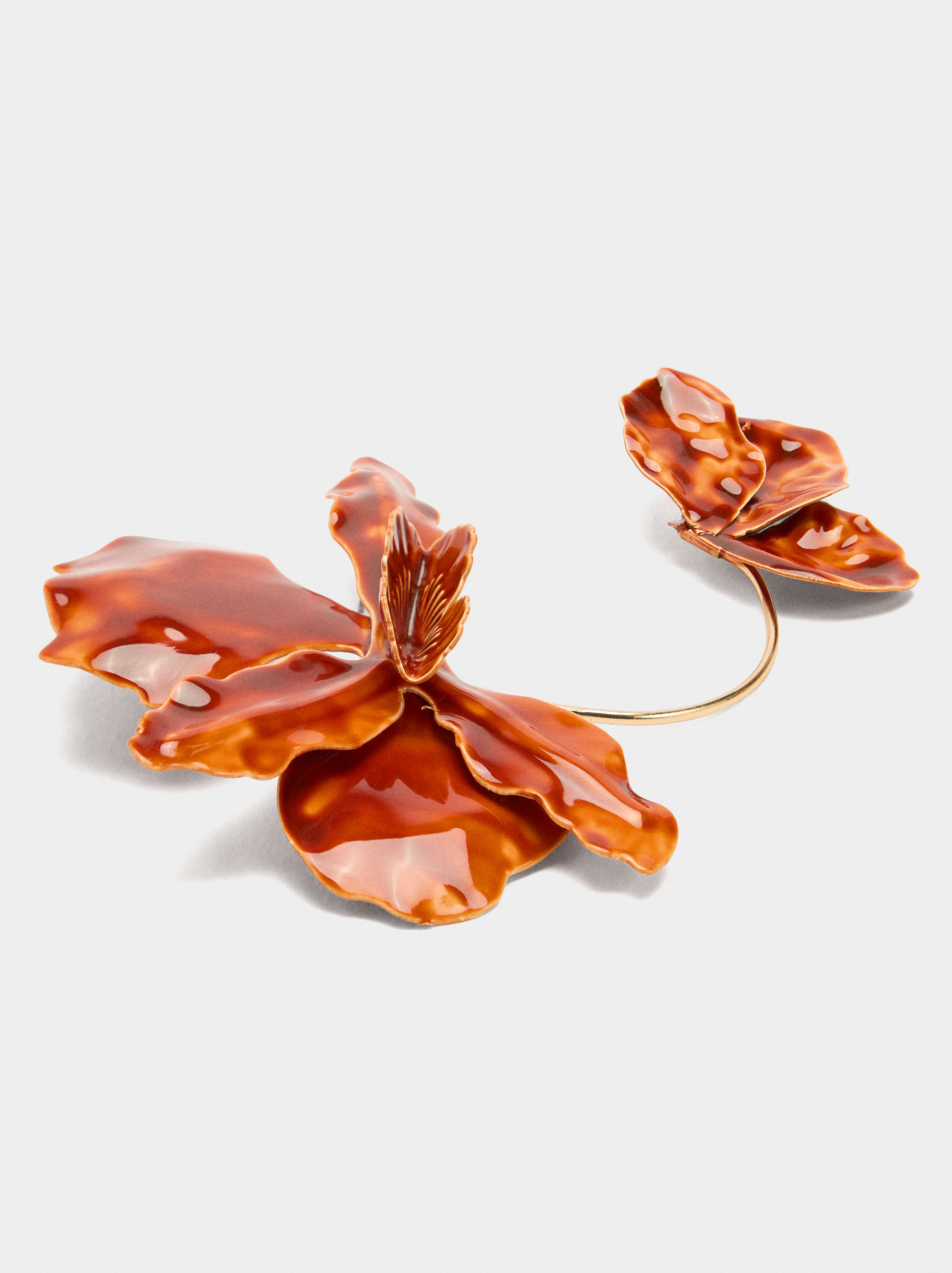 Ohrring mit Blumen-Applikation aus Emaille