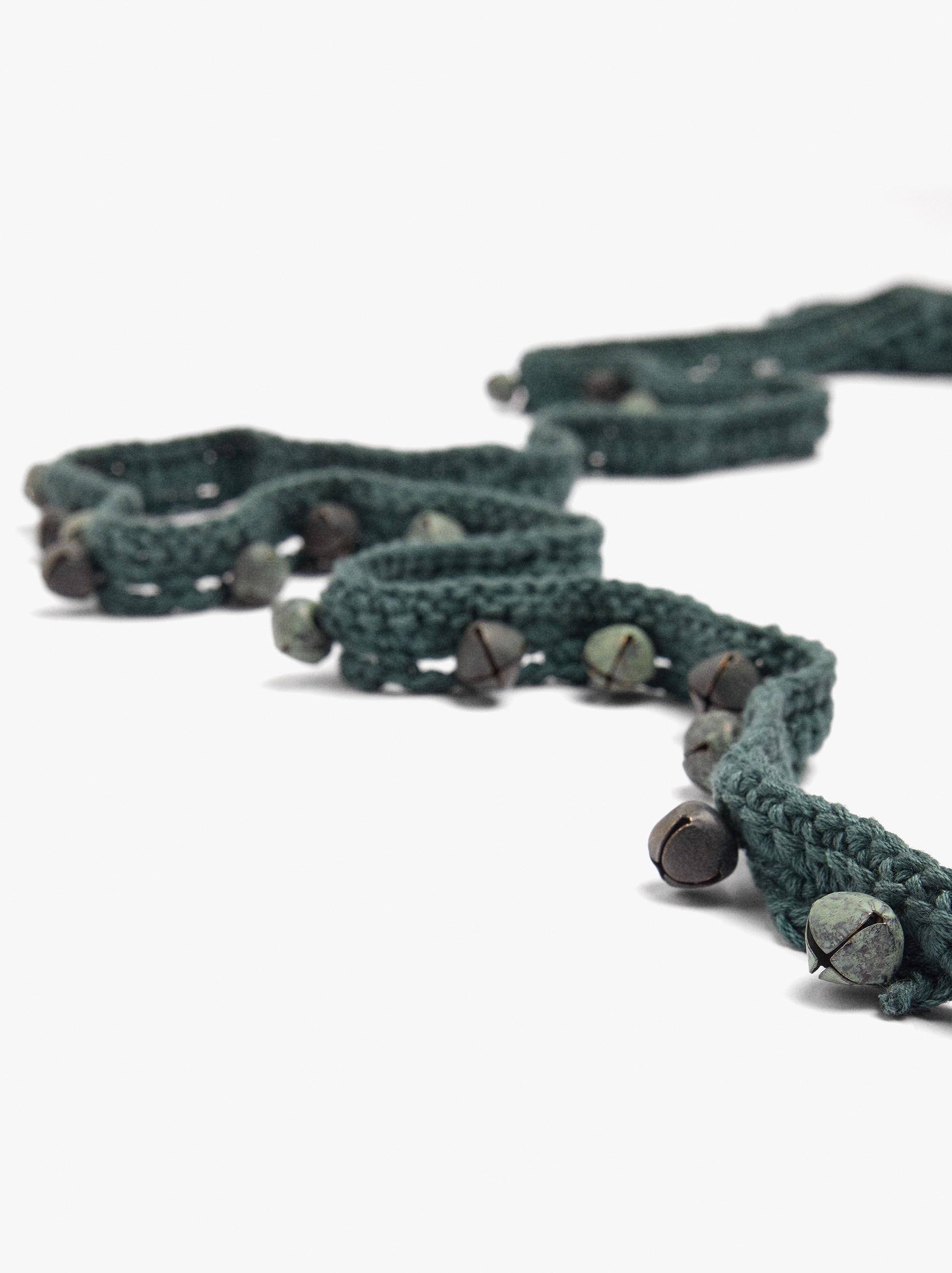 Multifunktioneller Crochet-Halsband mit Glöckchen
