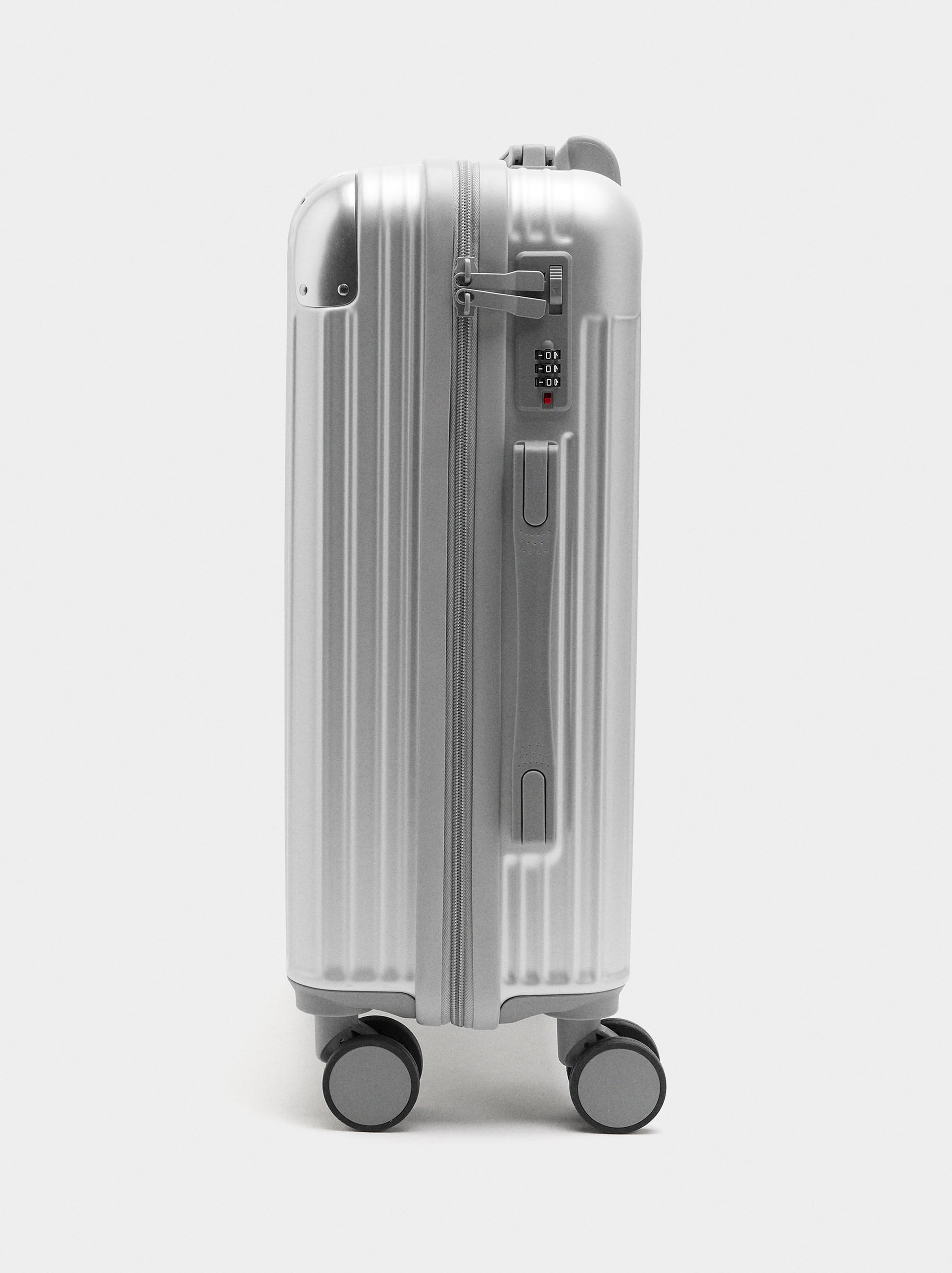 Reisekoffer mit M-Struktur