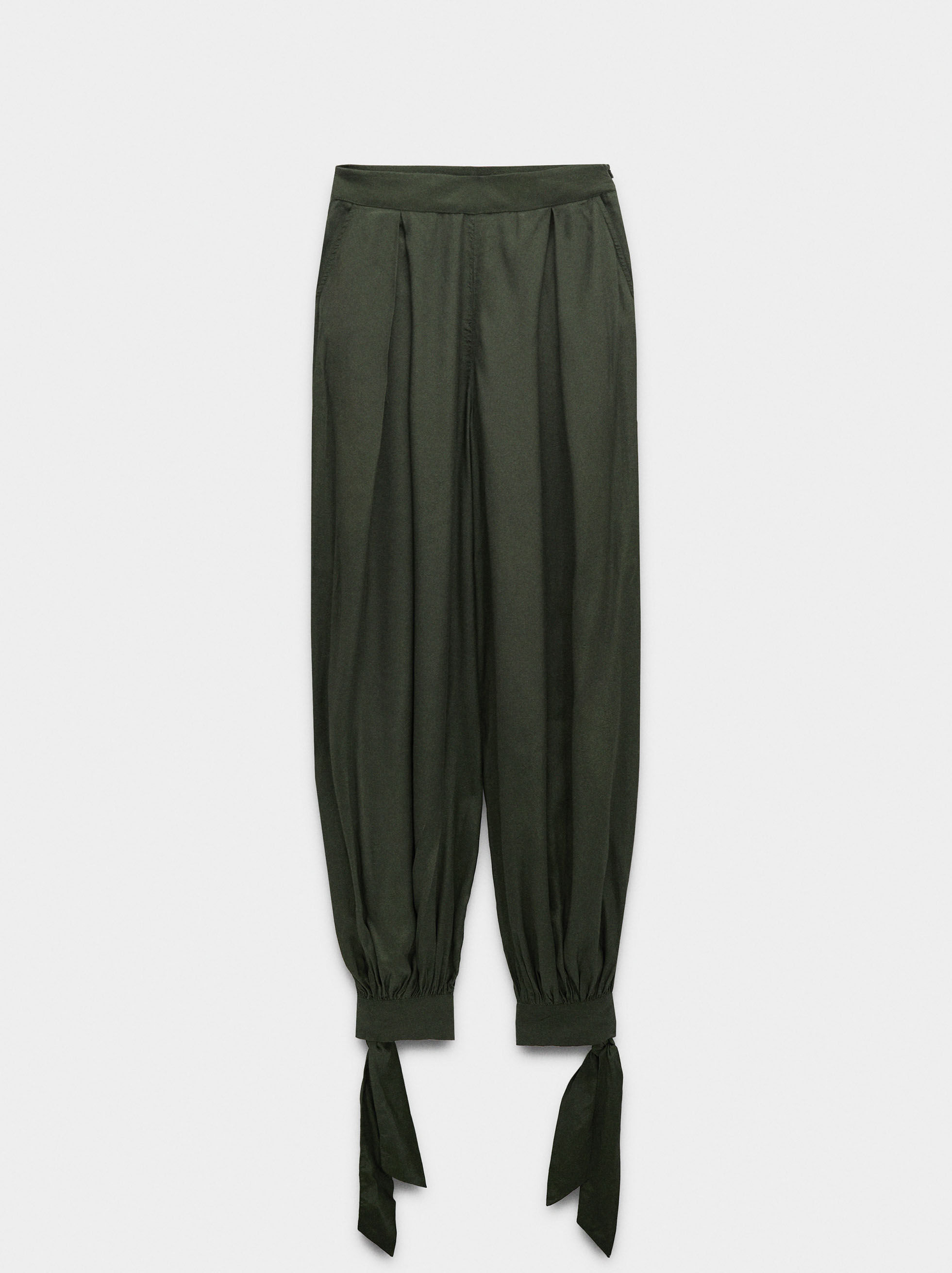Weite Hosen mit Bändern