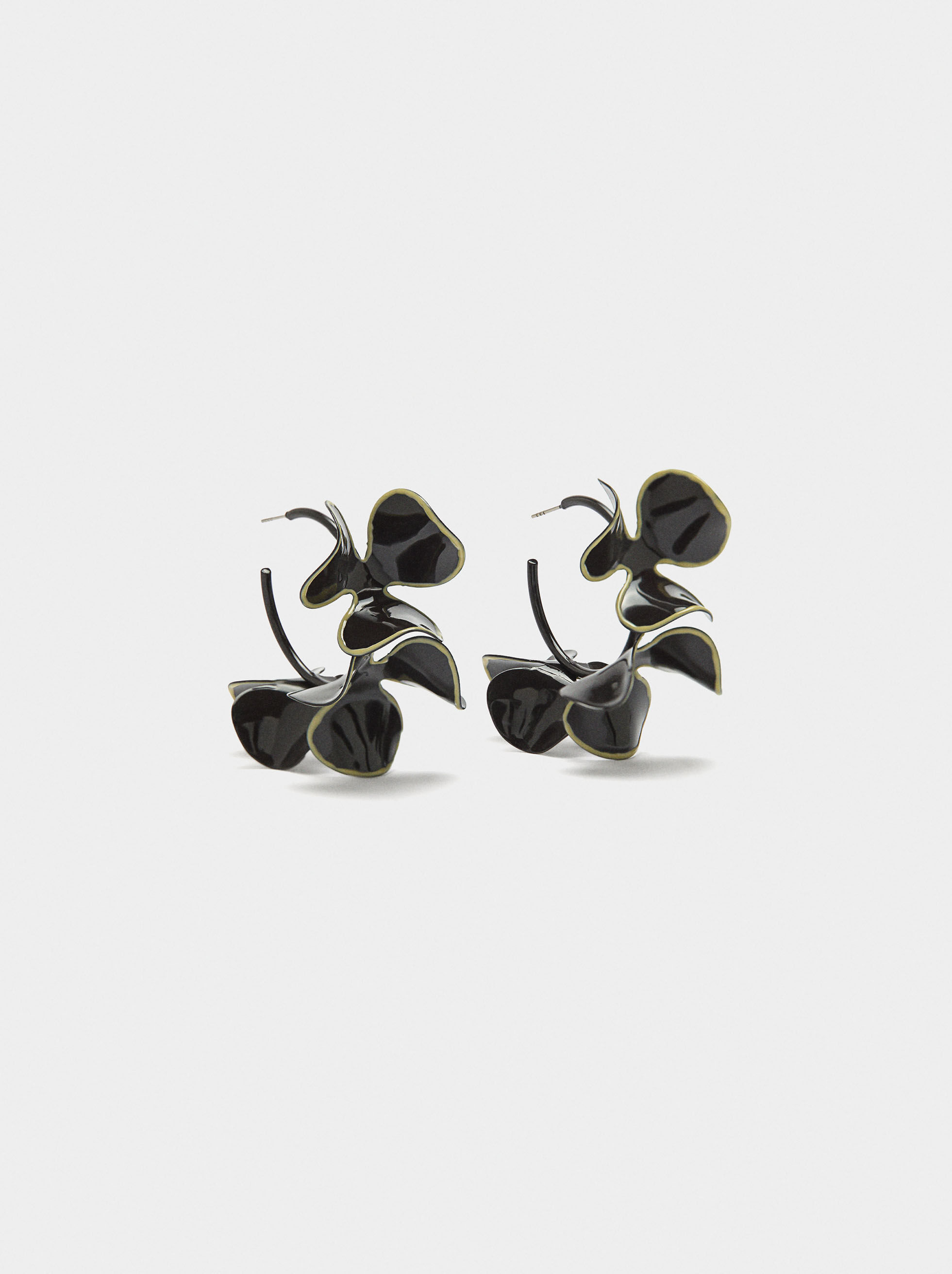 Ohrstecker mit lackierten Blumen