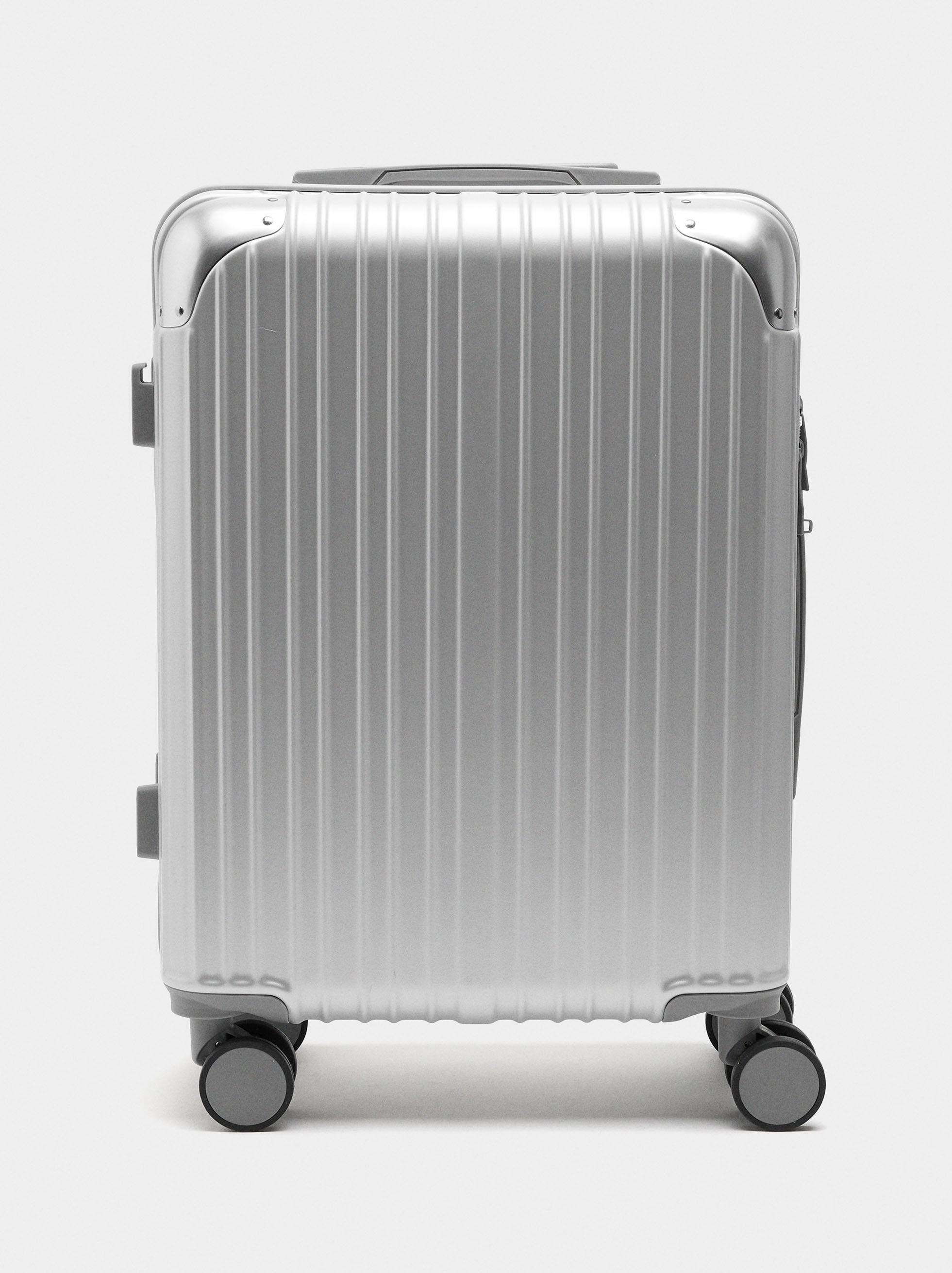 Reisekoffer mit M-Struktur