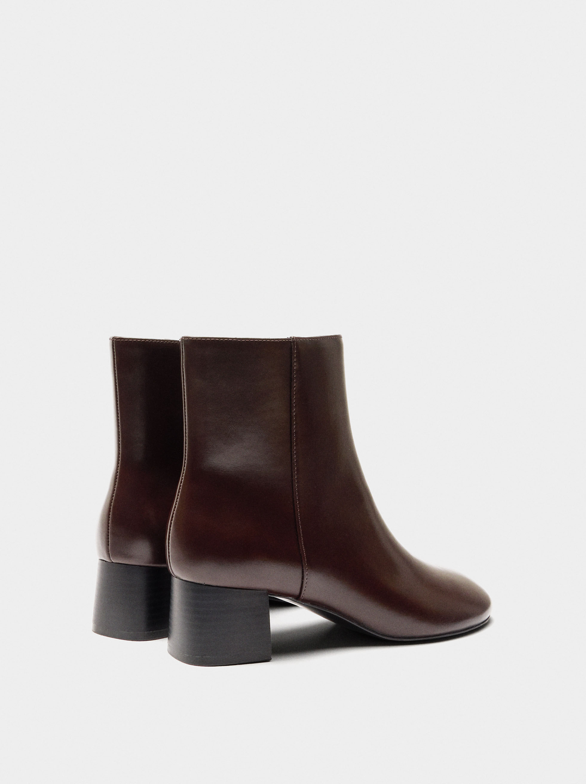 Glattes Stiefeletten mit breitem Absatz