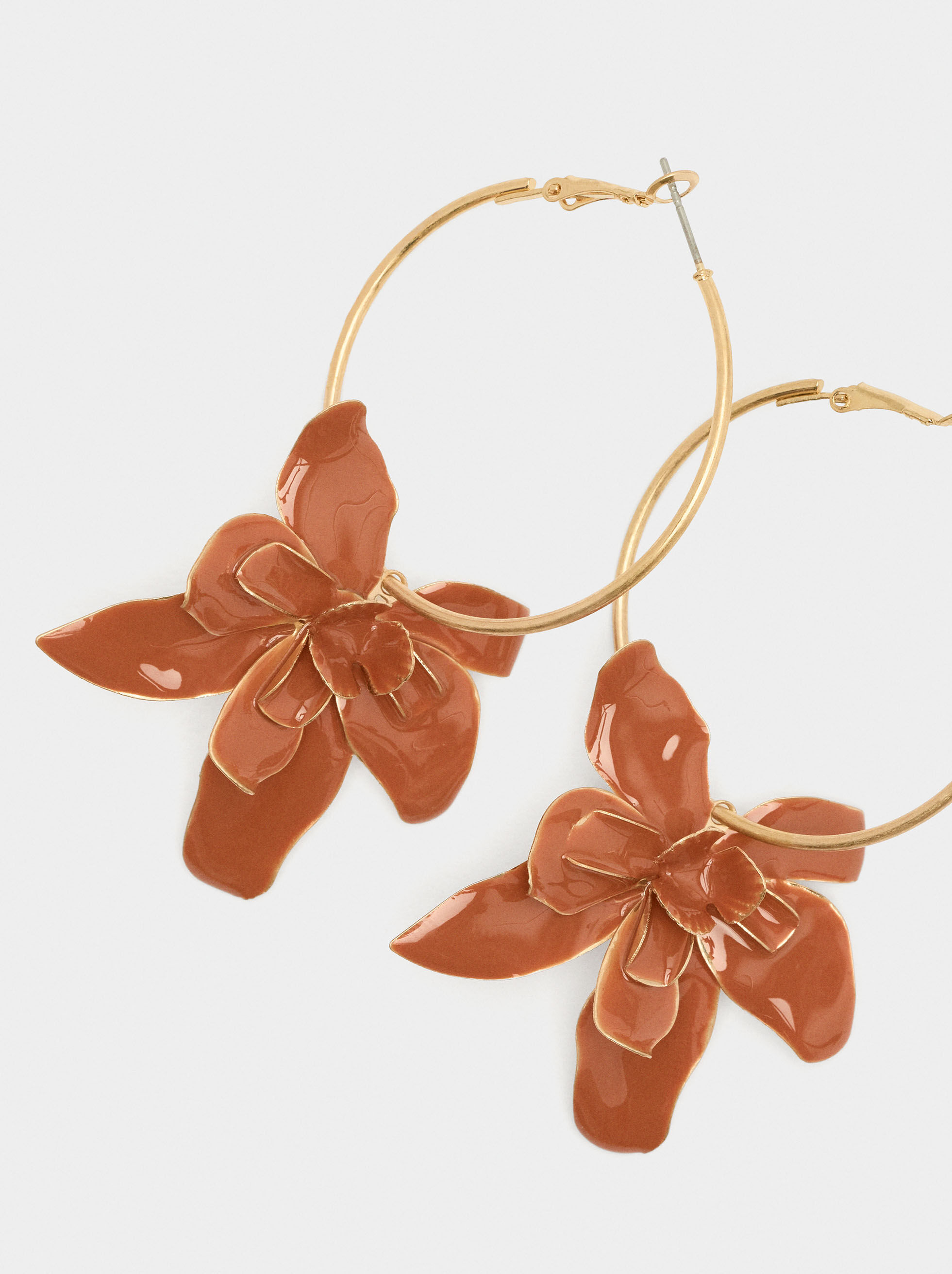Ohrhänger mit lackierter Blume
