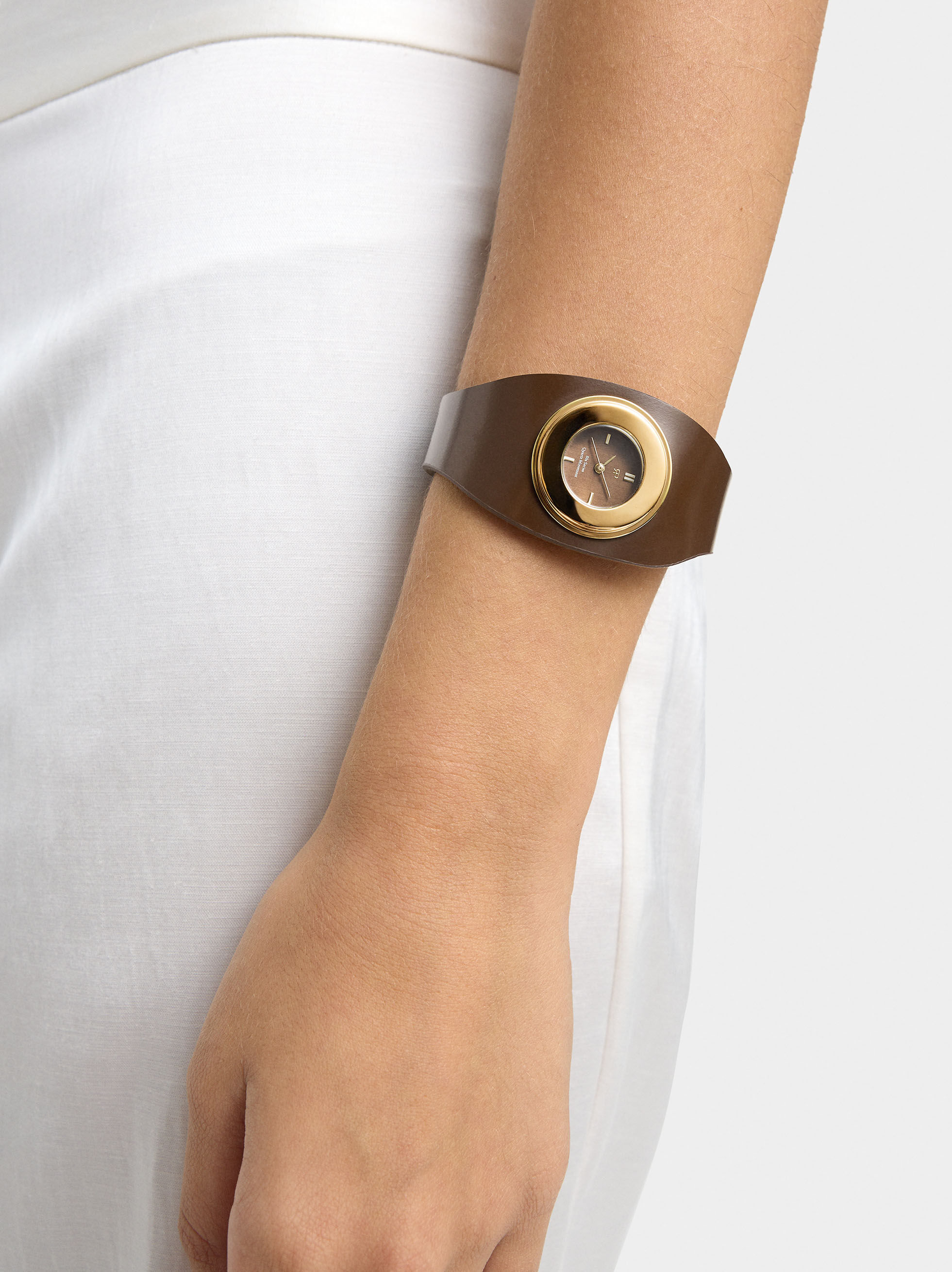 Breite Armbanduhr mit Leder-Optik