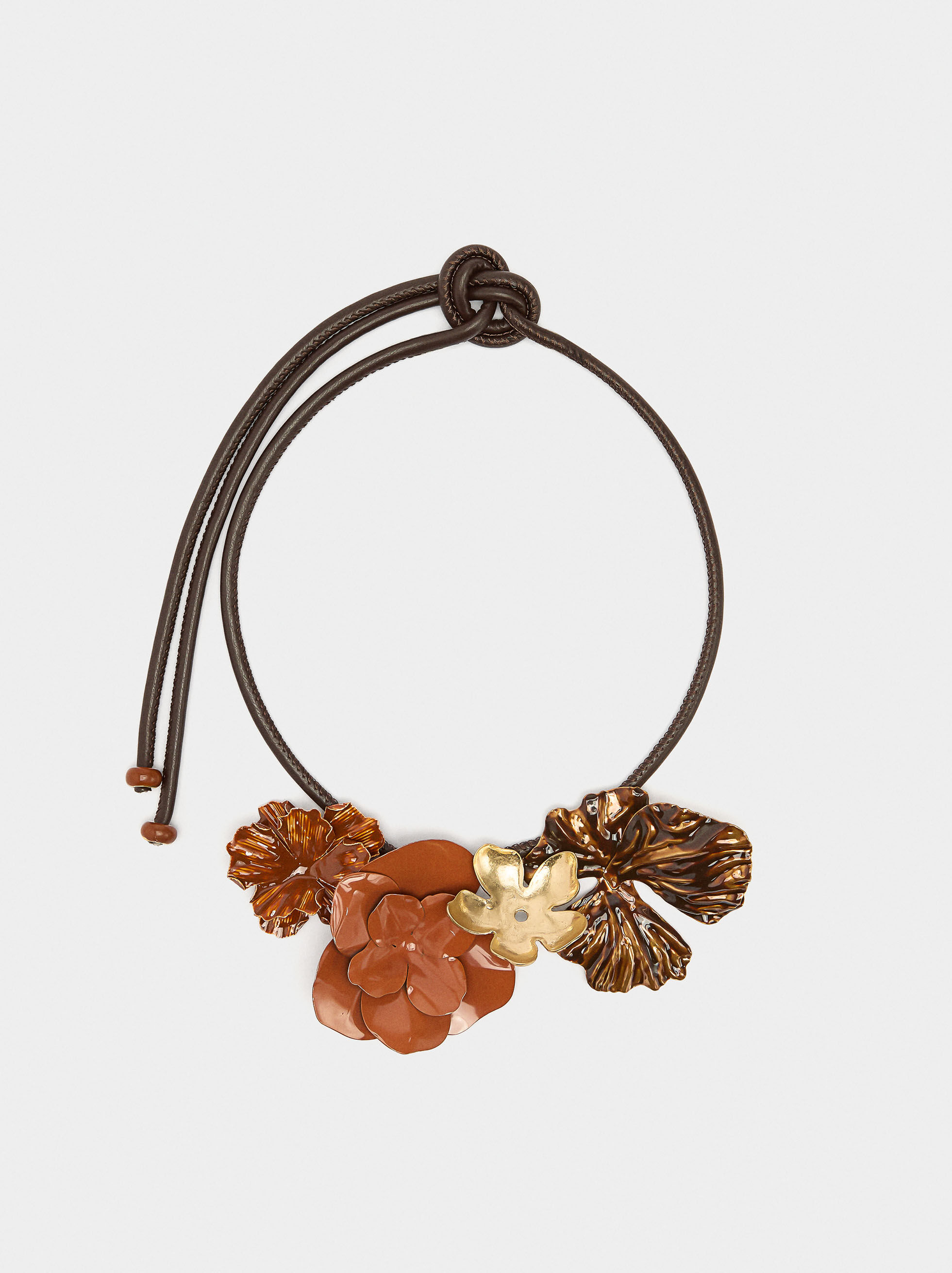 Halskette mit filigranen Blumen