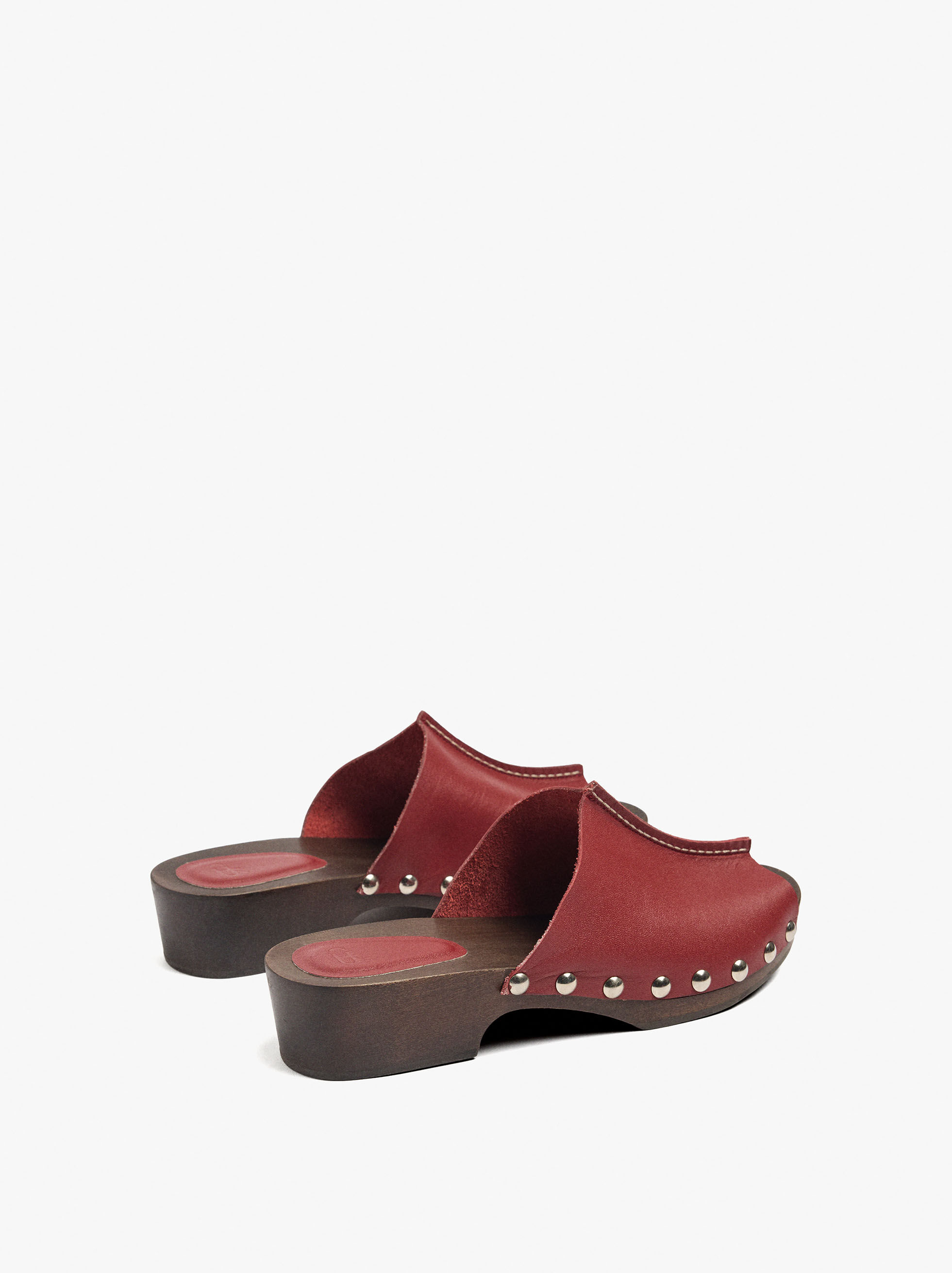 Leder-Sandalen mit Spikes, wie Pantoffeln
