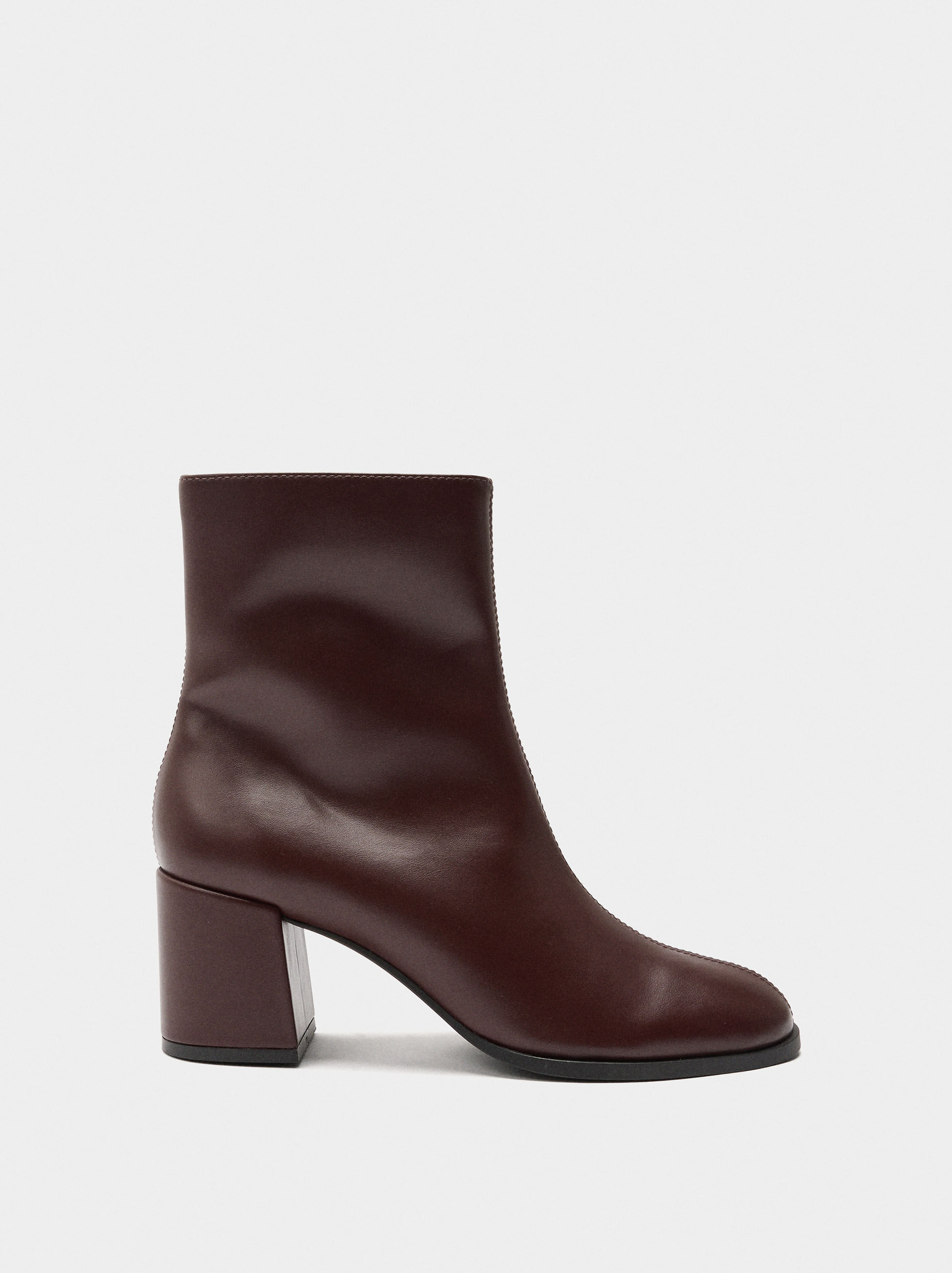 Stiefeletten mit breitem Absatz und markierten Nahtstellen