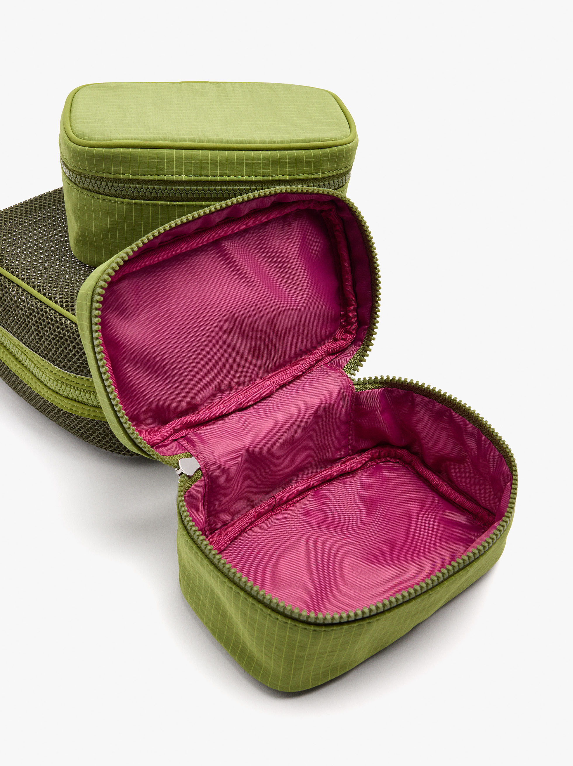 Reisekoffer aus Netz mit Taschen