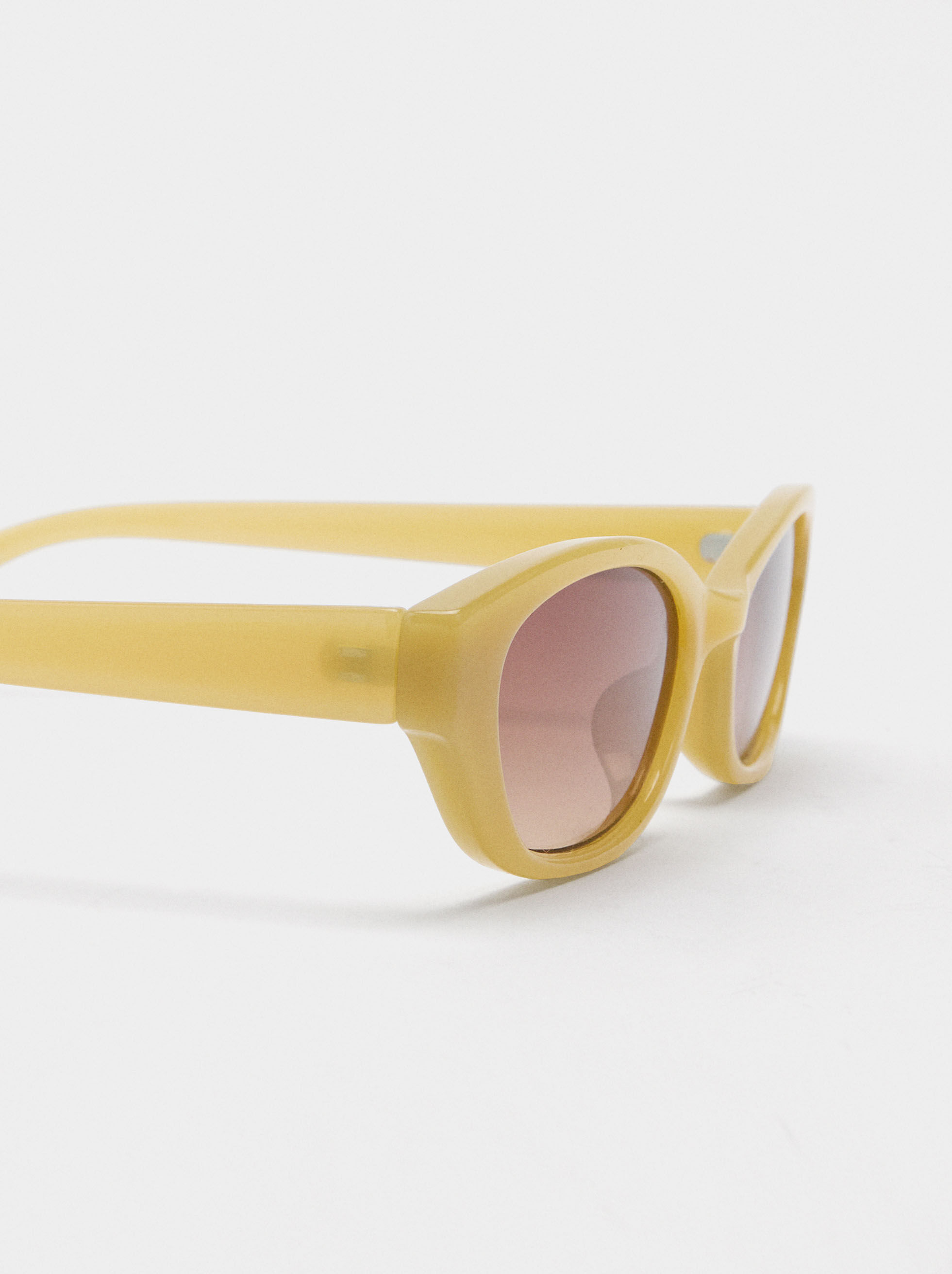 Langgestreckte Sonnenbrille