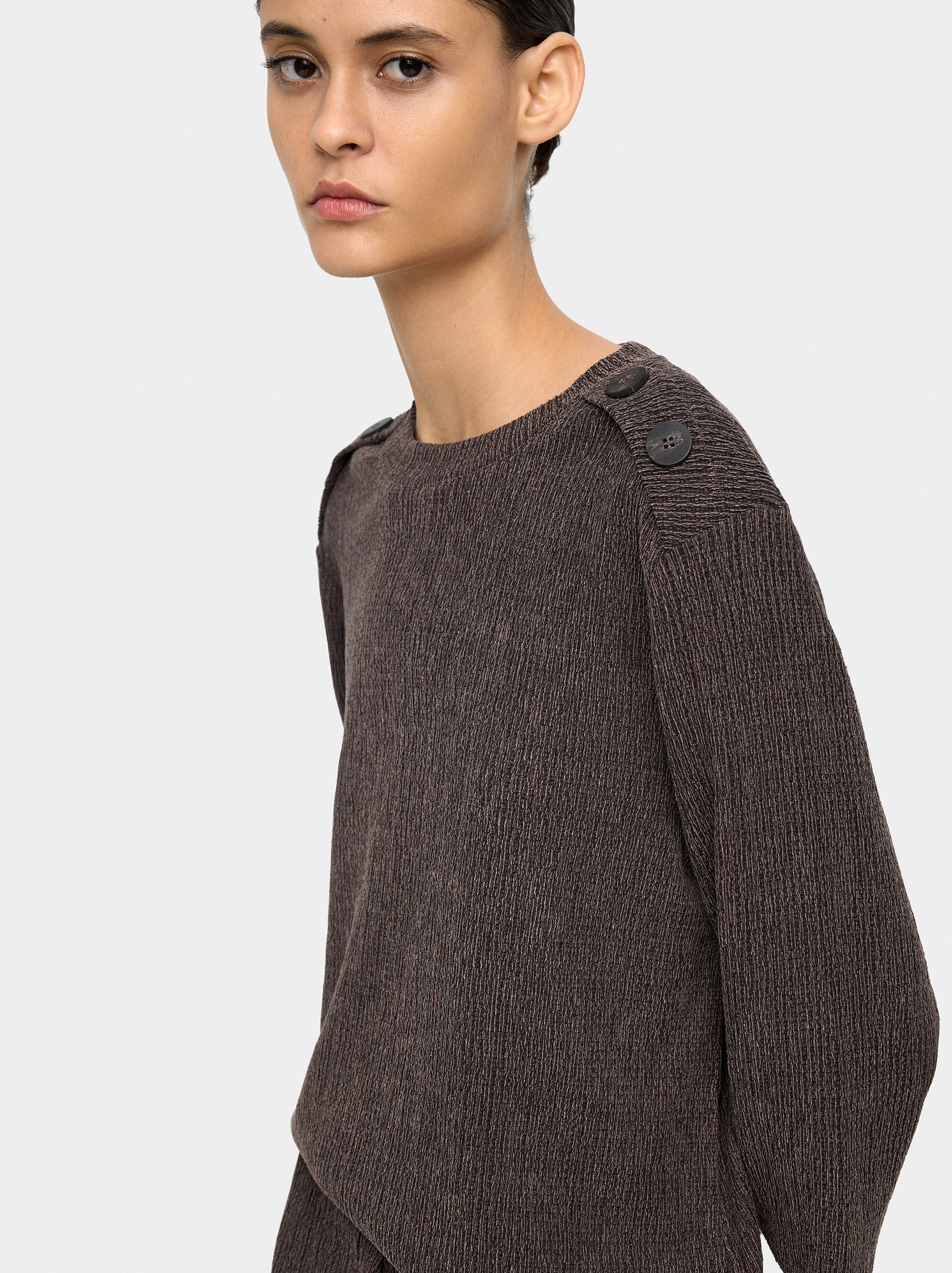 Strickpullover mit Struktur und Knopfdetails an den Schultern